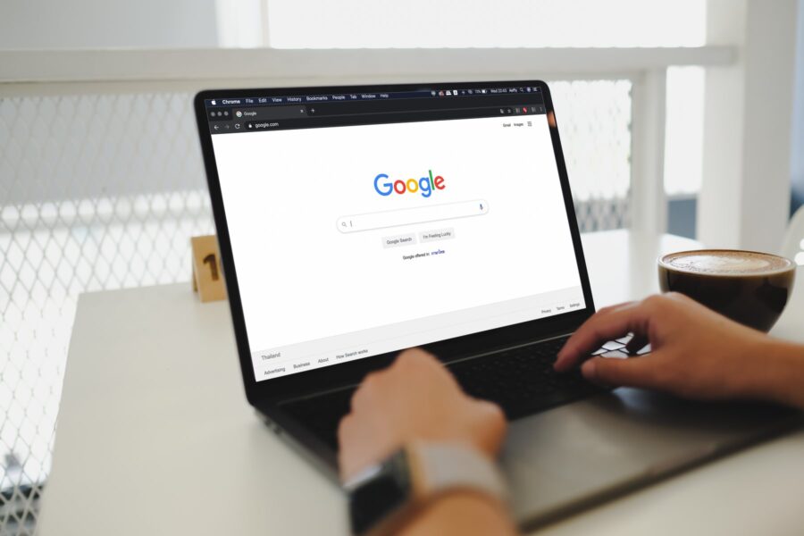 Wyszukiwarka Google otwarta na laptopie