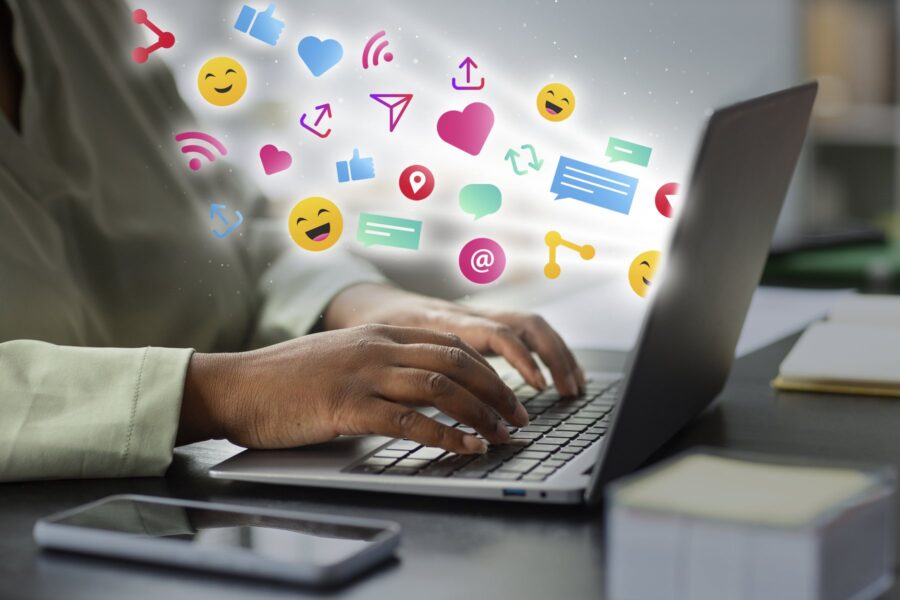 Telefon z aplikacjami społecznościowymi – marketing w social mediach