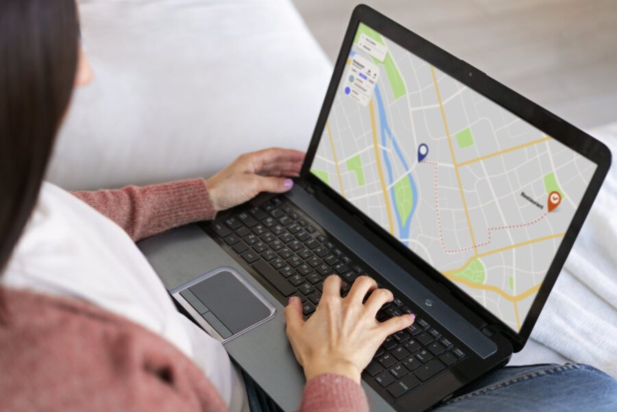 Mapa z pinezką firmy na ekranie laptopa