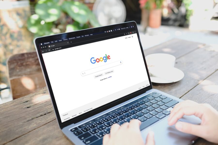 Wyszukiwanie firmy w Google na laptopie